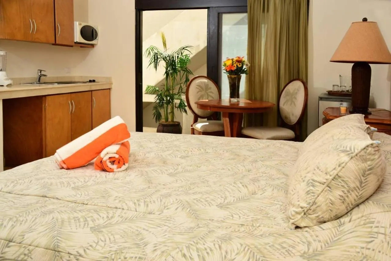 Blue Palms Suites, Pool Onsite, Steps To The Beach & 5Th Ave Playa del Carmen Apartment